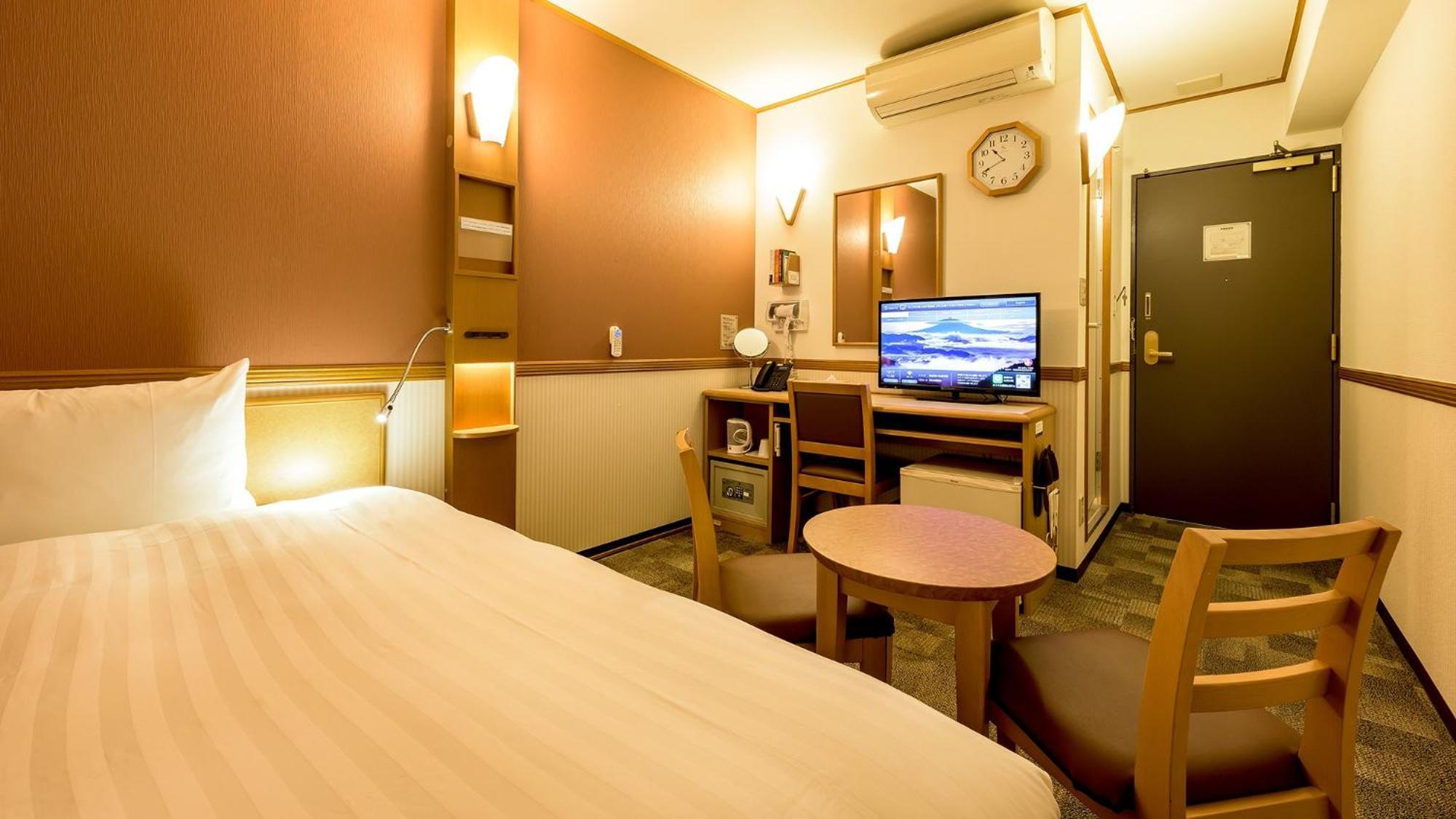 Toyoko Inn Okayama Eki Nishi Guchi Migi Rum bild