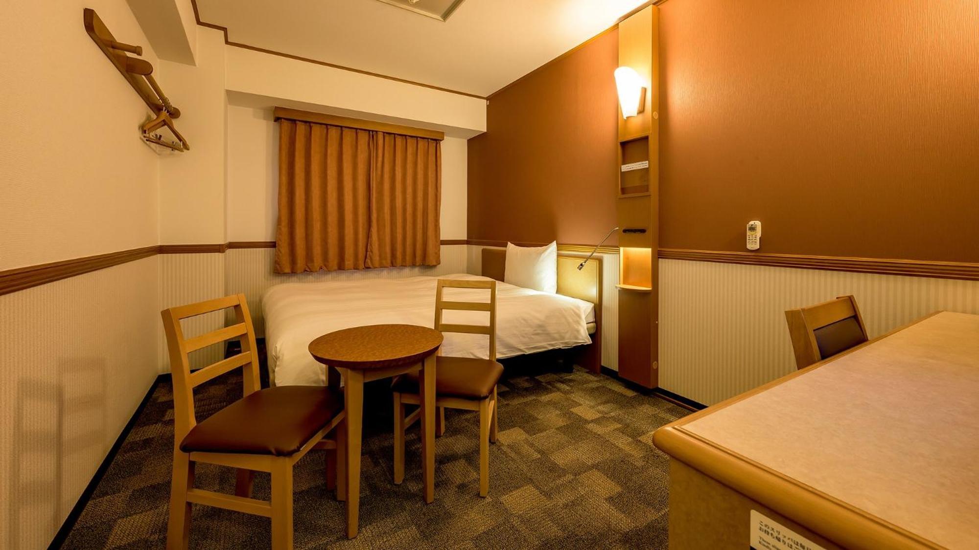 Toyoko Inn Okayama Eki Nishi Guchi Migi Rum bild