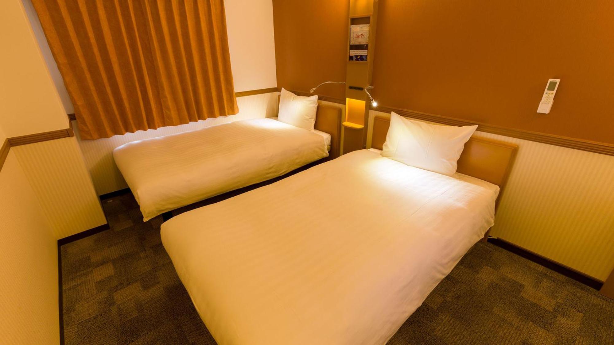 Toyoko Inn Okayama Eki Nishi Guchi Migi Rum bild