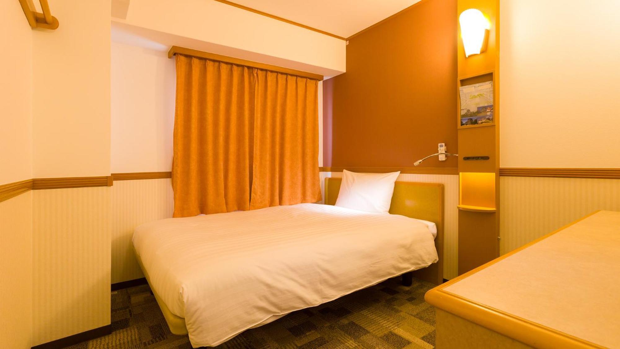 Toyoko Inn Okayama Eki Nishi Guchi Migi Rum bild