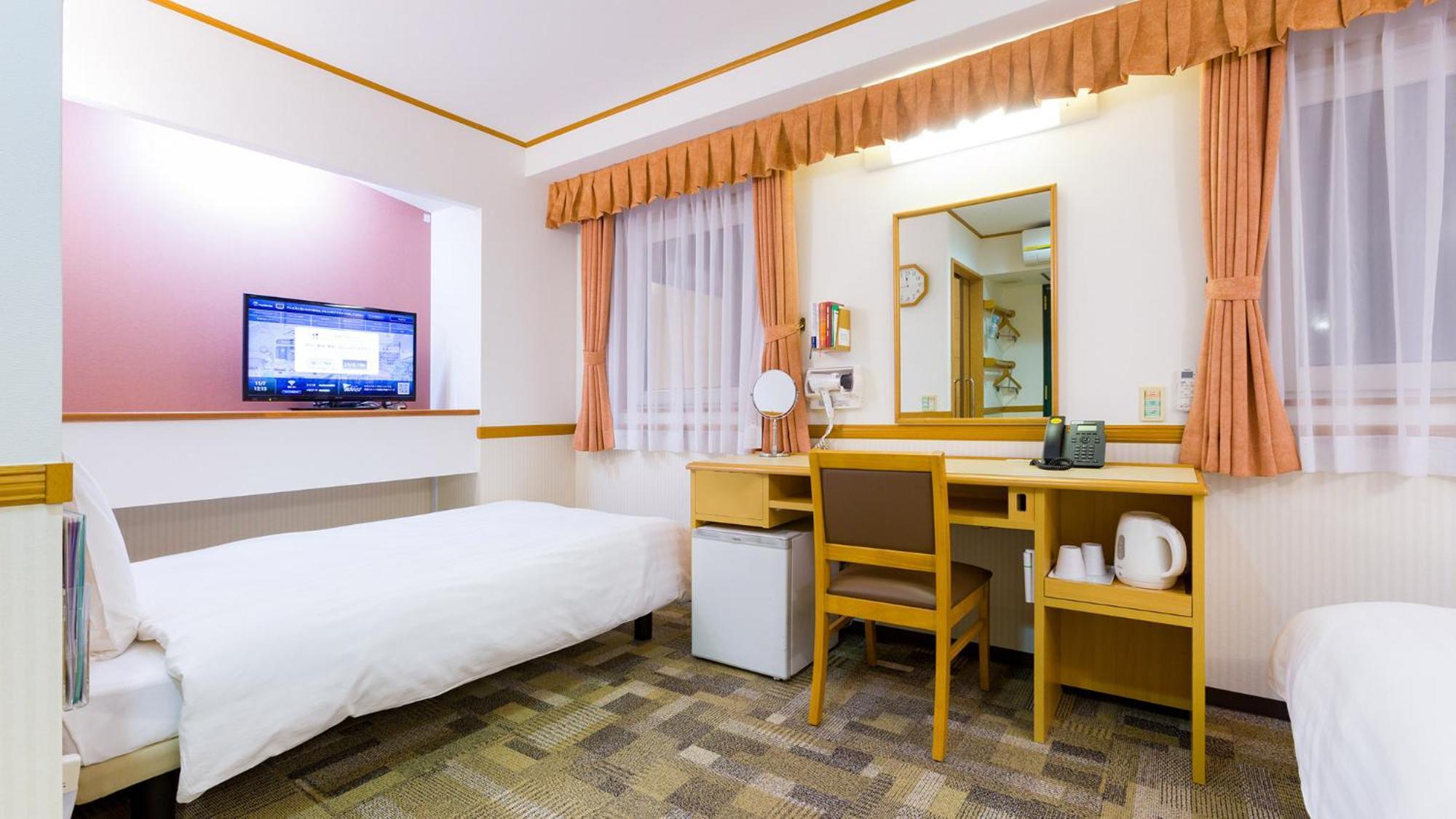 Toyoko Inn Okayama Eki Nishi Guchi Migi Rum bild